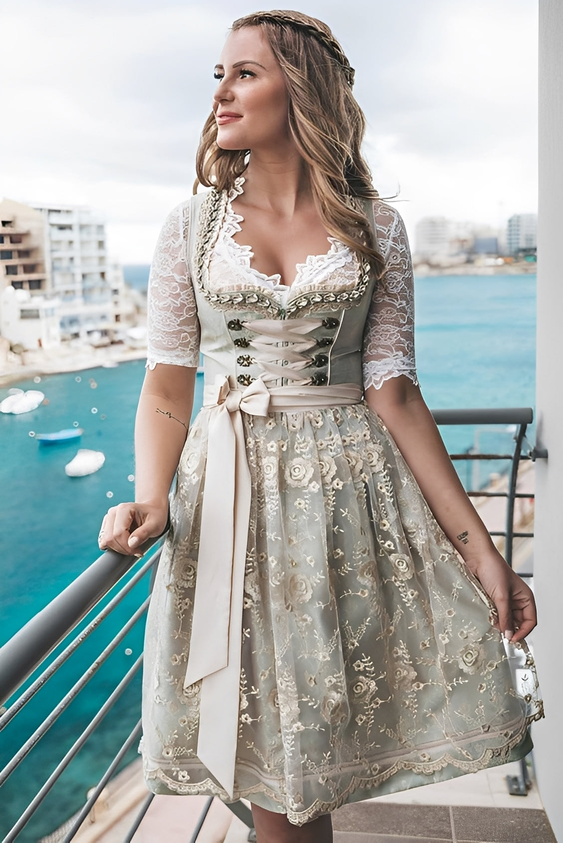 Maliny – Costum feminin unic cu șorț și bluză