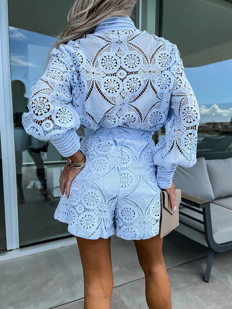 Aurora – Set din Dantelă cu Bluză și Pantaloni Scurți Eleganți