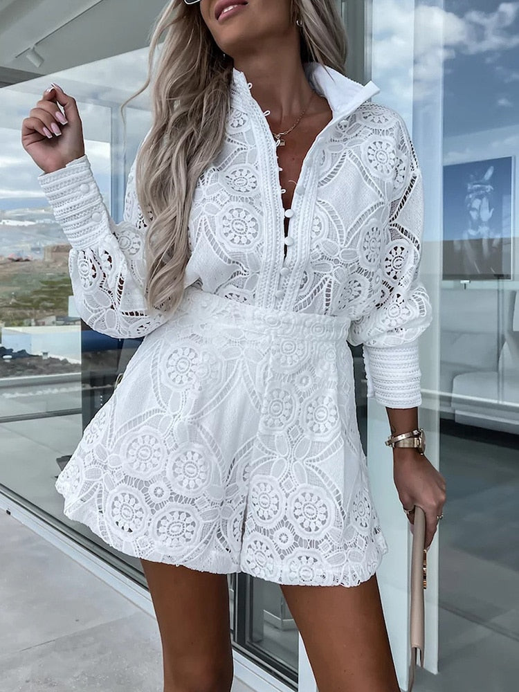 Aurora – Set din Dantelă cu Bluză și Pantaloni Scurți Eleganți