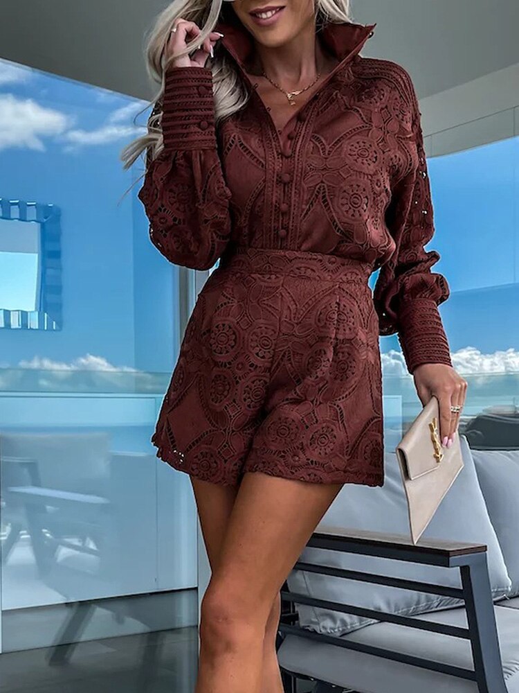 Aurora – Set din Dantelă cu Bluză și Pantaloni Scurți Eleganți
