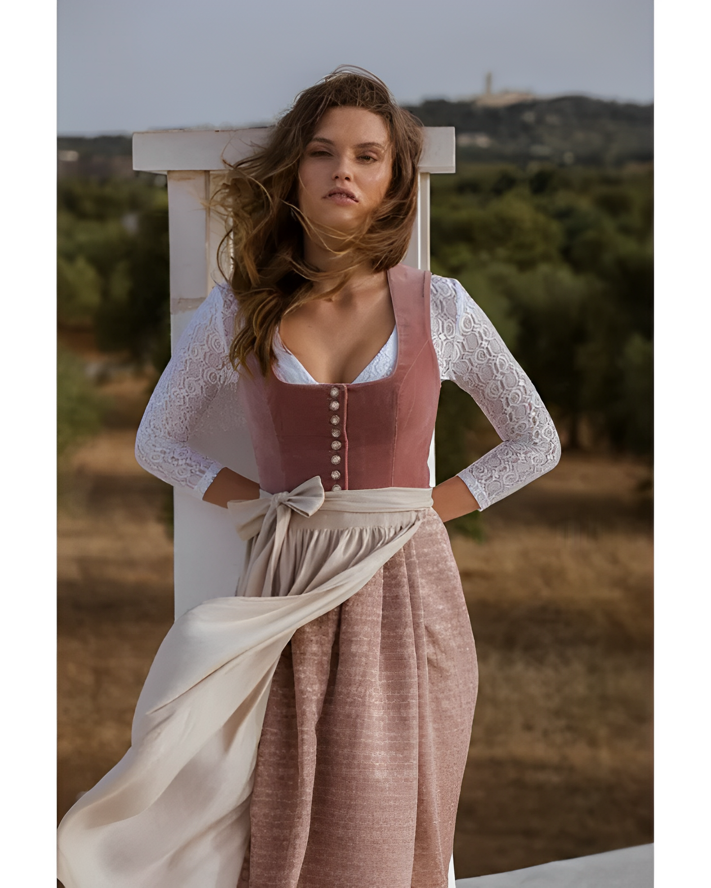Greta – Dirndl mijlociu cu decolteu pătrat