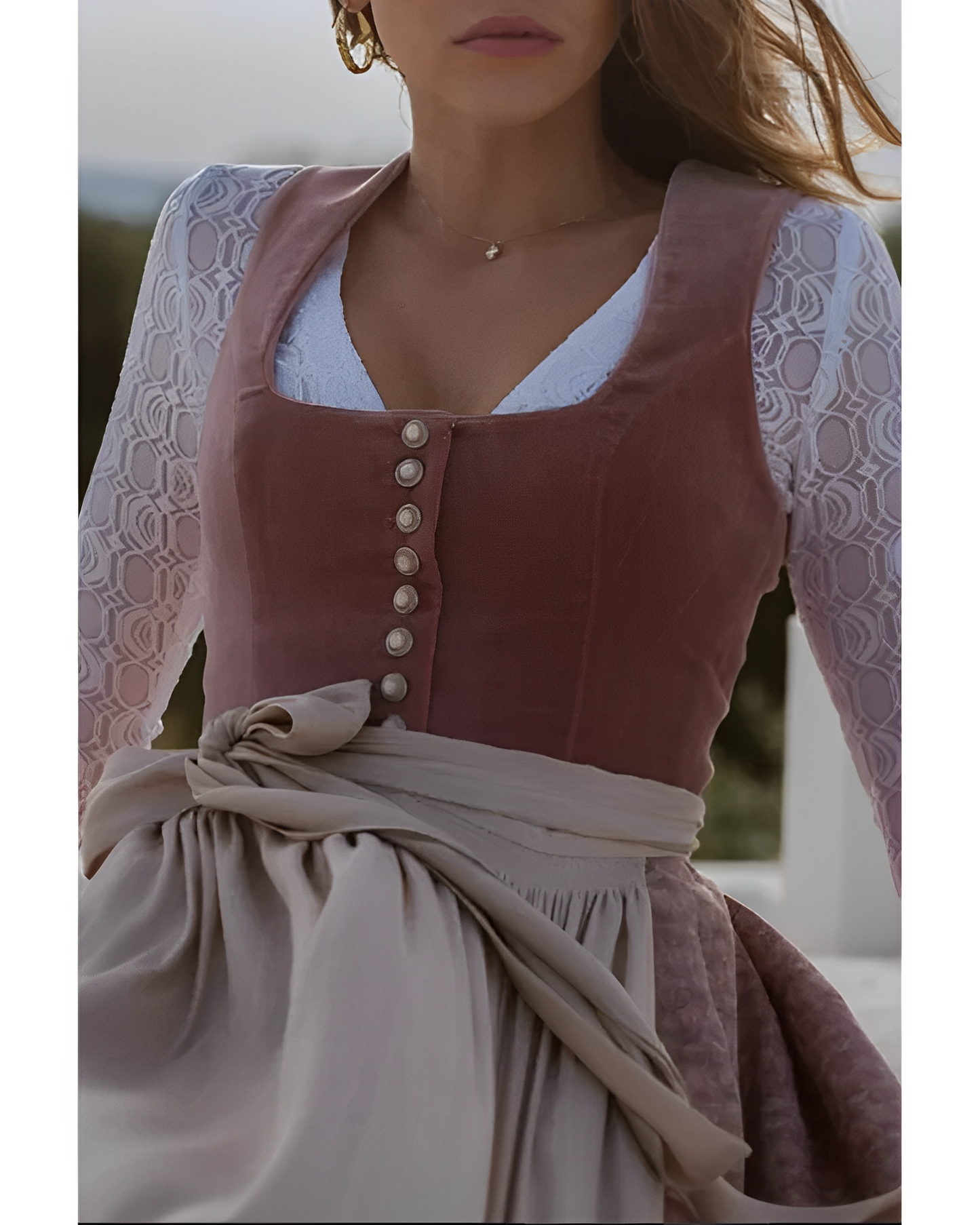 Greta – Dirndl mijlociu cu decolteu pătrat