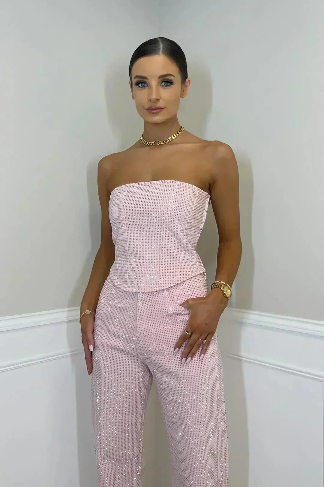 Selina – Combinație fără umeri – Intrare glamour cu material strălucitor