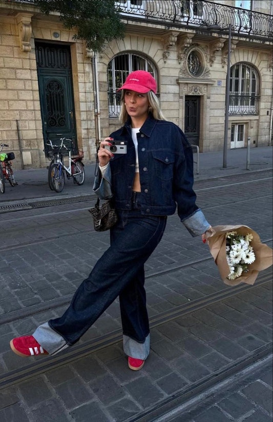 Clara – Ansamblu Denim cu Jachetă Trucker & Jeans Taliei Înalte