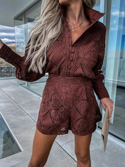 Aurora – Set din Dantelă cu Bluză și Pantaloni Scurți Eleganți