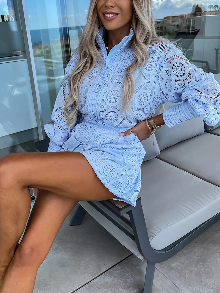 Aurora – Set din Dantelă cu Bluză și Pantaloni Scurți Eleganți