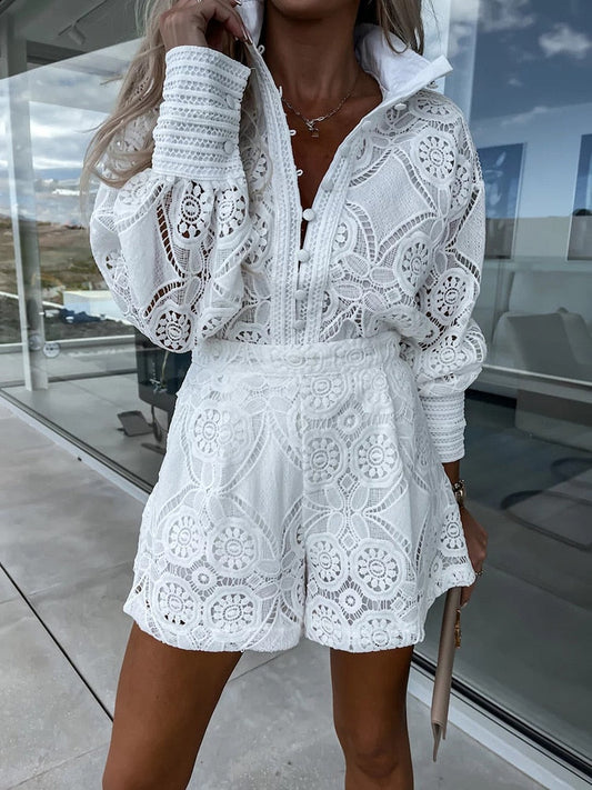 Aurora – Set din Dantelă cu Bluză și Pantaloni Scurți Eleganți